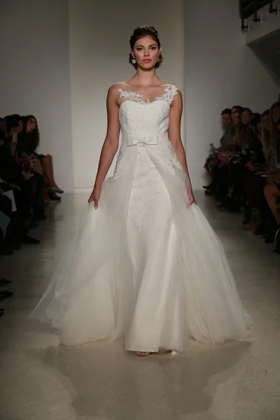 Anne Barge Fall 2015 Bridal Collection Show — Stock Photo, Image