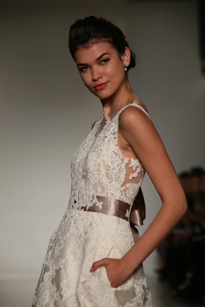 Anne Barge Fall 2015 Bridal Collection Show — Stock Photo, Image