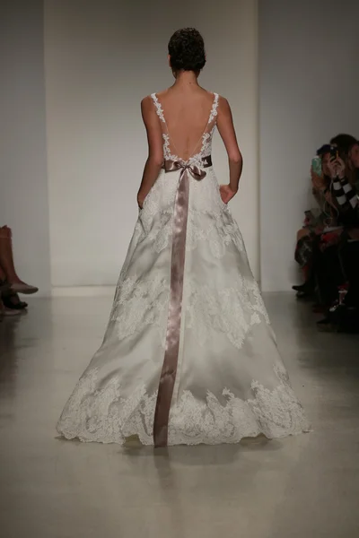 Anne Barge Fall 2015 Bridal Collection Show — Stock Photo, Image