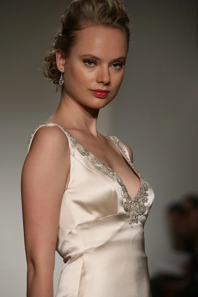 Anne Barge Automne 2015 Mariage Collection Show — Photo