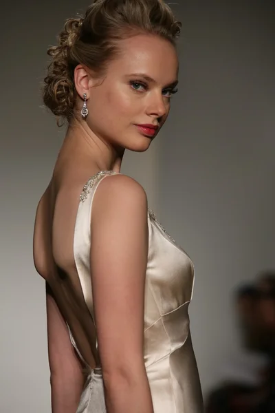 Anne Barge val 2015 Bridal Collection weergeven — Stockfoto