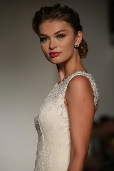 Anne Barge Fall 2015 Bridal Collection Show — Stock Photo, Image