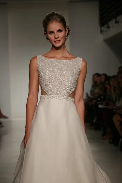 Anne Barge Fall 2015 Bridal Collection Show — Stock Photo, Image