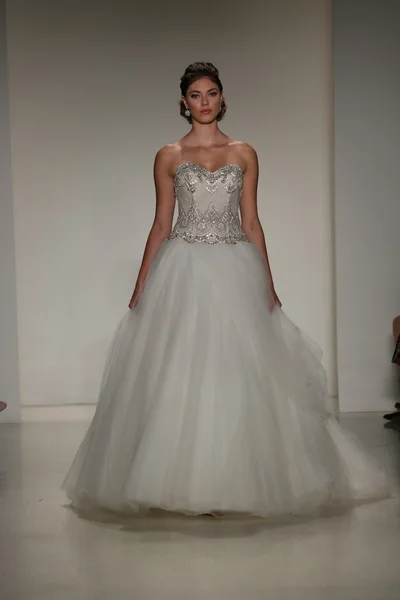 Anne Barge Fall 2015 Bridal Collection Show — Stock Photo, Image