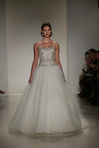 Anne Barge Fall 2015 Bridal Collection Show — Stock Photo, Image