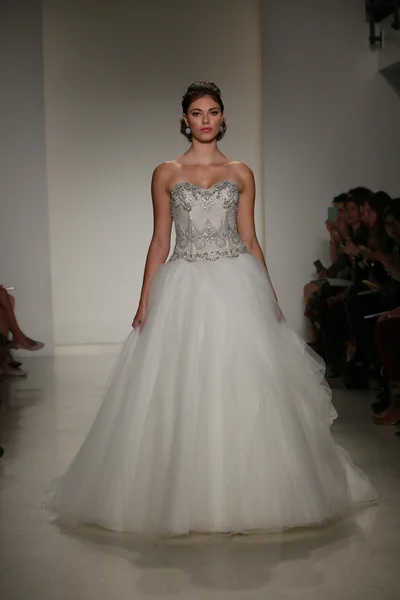 Anne Barge Fall 2015 Bridal Collection Show — Stock Photo, Image