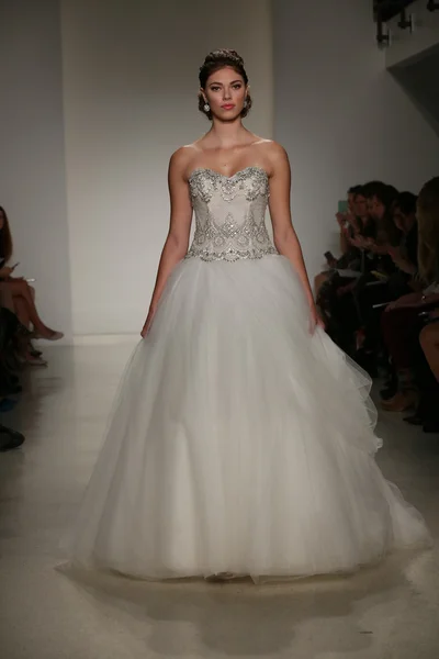 Anne Barge Musim Gugur 2015 Bridal Collection Show — Stok Foto