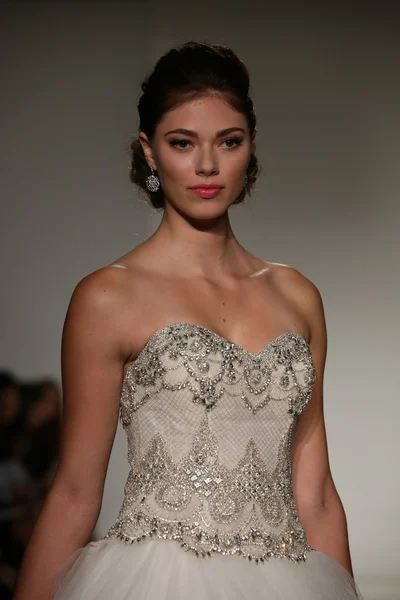 Anne Barge Fall 2015 Bridal Collection Show — Stock Photo, Image