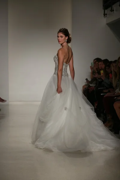 Anne Barge Fall 2015 Bridal Collection Show — Stock Photo, Image