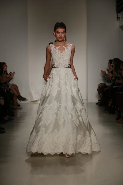 Anne Barge Fall 2015 Bridal Collection Show — Stock Photo, Image