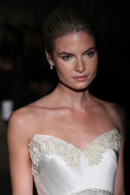 Anna Maier, Ulla Maija Couture sonbahar 2014 gelinlik koleksiyonu gösteri