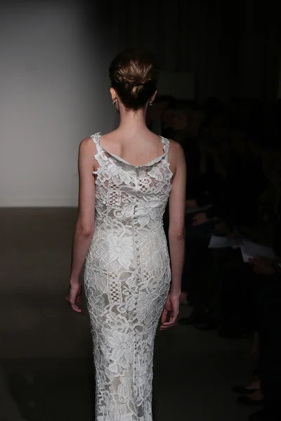 Анна Хемсворт, показ свадебной коллекции Us-Maija Couture осень-2014 — стоковое фото