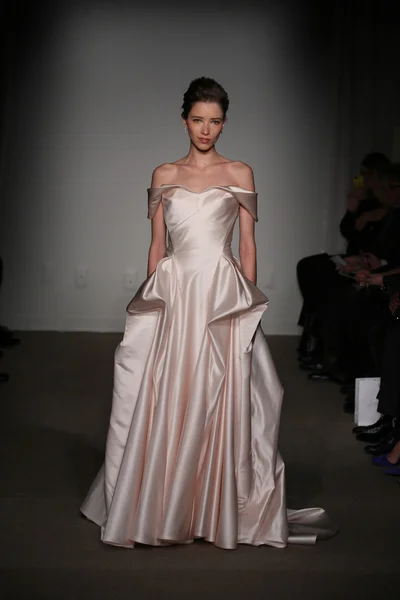 Anna Maier, Ulla-Maija Couture Fall 2014 Bridal collection show — Stock Photo, Image