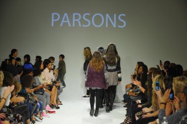 Modelleri pist Parsons önizleme sırasında yürümek.