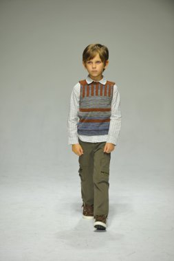 Modeli pist Parsons önizleme sırasında yürür.