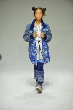 Modeli pist Parsons önizleme sırasında yürür.