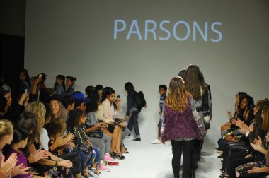 Modelleri pist Parsons önizleme sırasında yürümek.