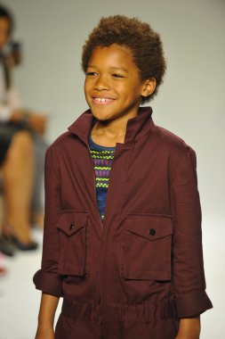 Modeli pist Parsons önizleme sırasında yürür.