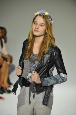 Modeli pist Parsons önizleme sırasında yürür.