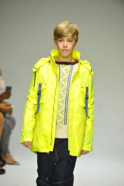 Modeli pist Parsons önizleme sırasında yürür.