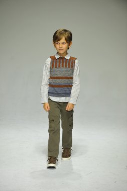 Modeli pist Parsons önizleme sırasında yürür.