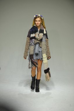 Modeli pist Parsons önizleme sırasında yürür.