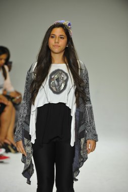 Modeli pist Parsons önizleme sırasında yürür.