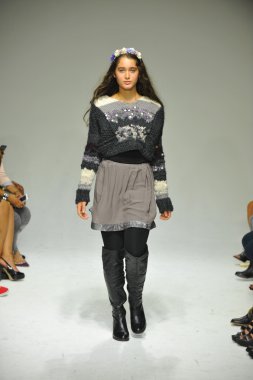 Modeli pist Parsons önizleme sırasında yürür.