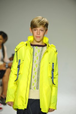 Modeli pist Parsons önizleme sırasında yürür.