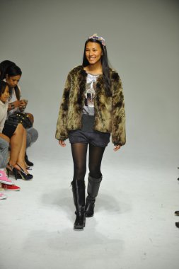 Modeli pist Parsons önizleme sırasında yürür.