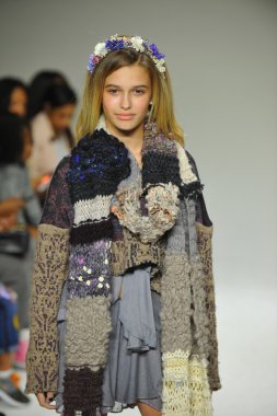 Modeli pist Parsons önizleme sırasında yürür.