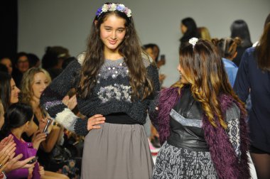 Modeli pist Parsons önizleme sırasında yürür.