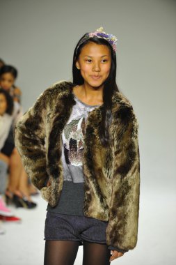 Modeli pist Parsons önizleme sırasında yürür.