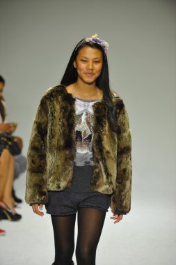 Modeli pist Parsons önizleme sırasında yürür.