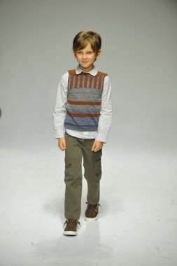 Modeli pist Parsons önizleme sırasında yürür.