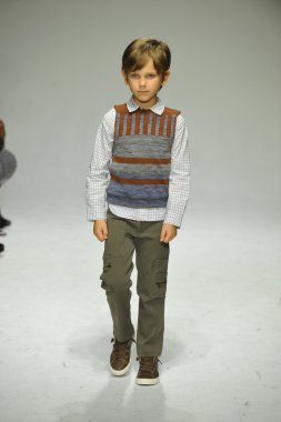 Modeli pist Parsons önizleme sırasında yürür.