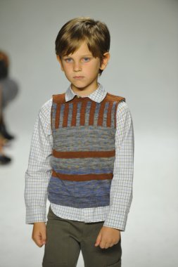 Modeli pist Parsons önizleme sırasında yürür.