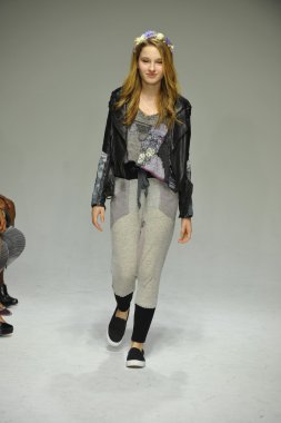 Modeli pist Parsons önizleme sırasında yürür.