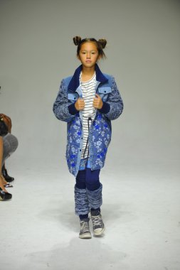 Modeli pist Parsons önizleme sırasında yürür.