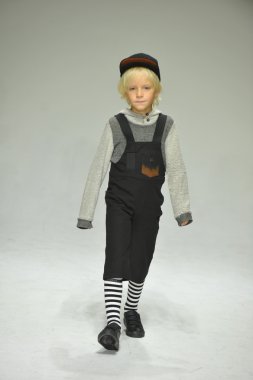 Modeli pist Parsons önizleme sırasında yürür.