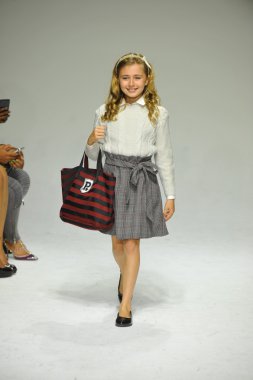 Modeli pist Parsons önizleme sırasında yürür.