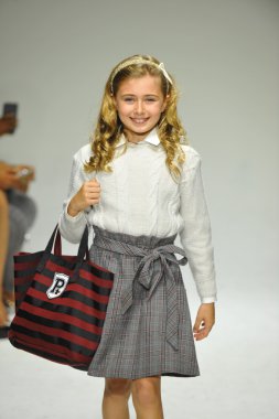 Modeli pist Parsons önizleme sırasında yürür.