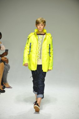 Modeli pist Parsons önizleme sırasında yürür.