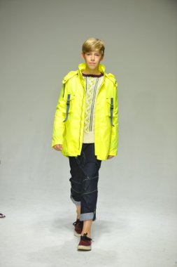 Modeli pist Parsons önizleme sırasında yürür.