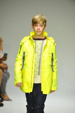 Modeli pist Parsons önizleme sırasında yürür.