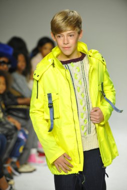 Modeli pist Parsons önizleme sırasında yürür.