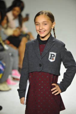 Modeli pist Parsons önizleme sırasında yürür.