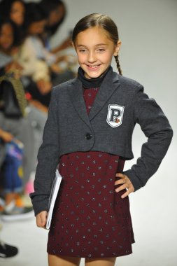 Modeli pist Parsons önizleme sırasında yürür.