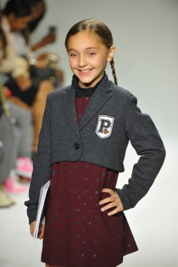 Modeli pist Parsons önizleme sırasında yürür.