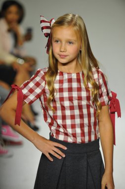 Modeli pist Parsons önizleme sırasında yürür.